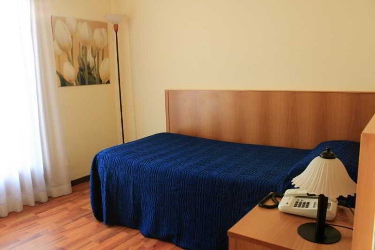 SINGLE STANDARD Room