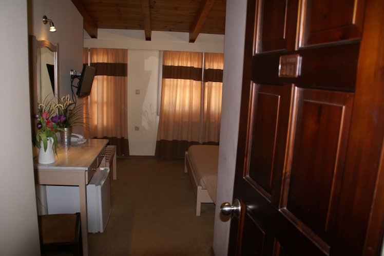 Yria Hotel