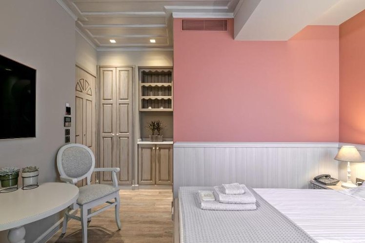 DOUBLE QUEEN SIZE BED Room