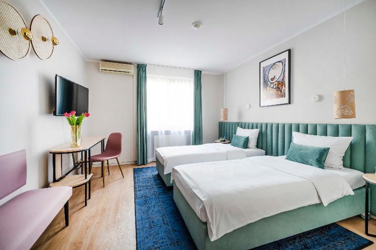 Hotel H12