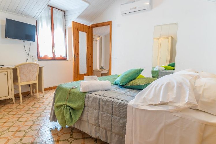 DOUBLE GARDEN VIEW Room