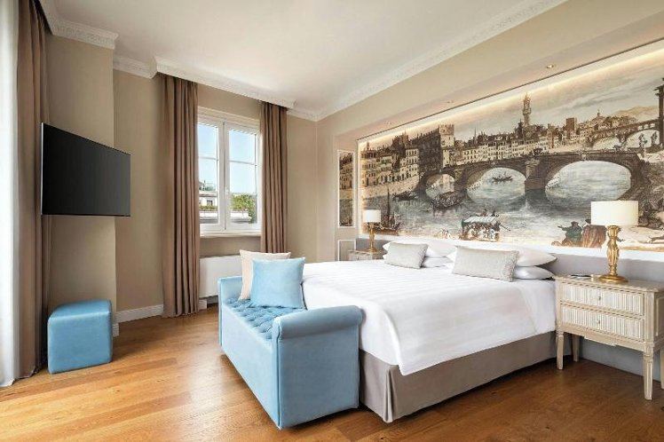 SUITE GARDEN VIEW KING BED Room