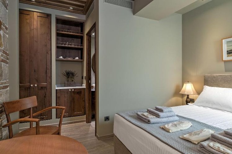 DOUBLE QUEEN SIZE BED Room