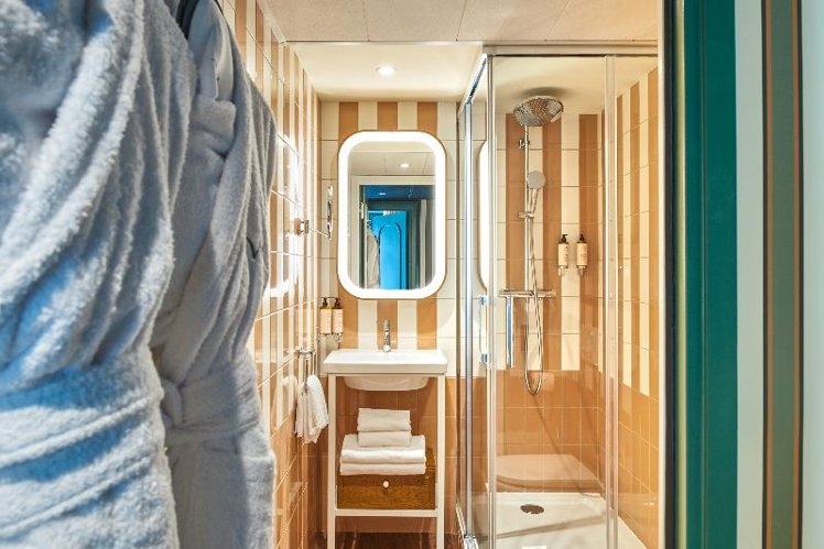DOUBLE QUEEN SIZE BED Room