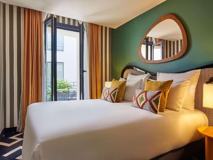 DOUBLE QUEEN SIZE BED Room