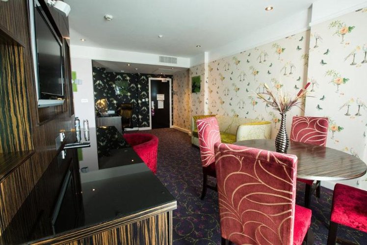 JUNIOR SUITE KING SIZE BED Room