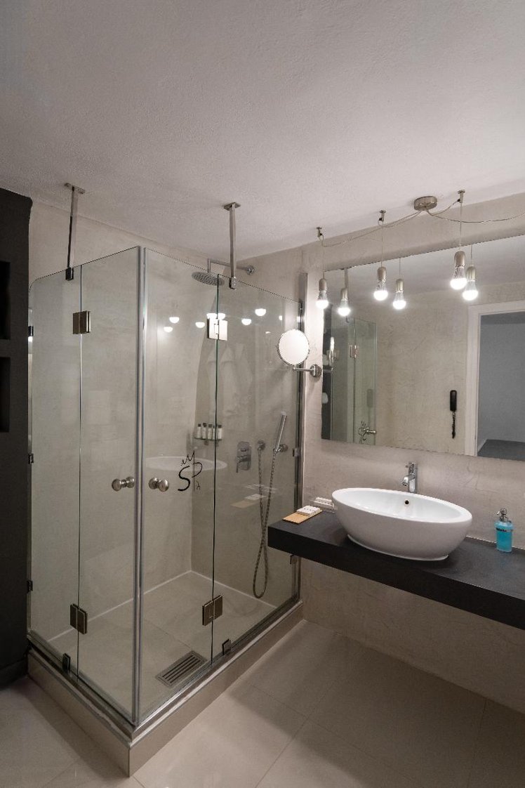 QUADRUPLE TWO BEDROOMS ONE BATHROOM Room