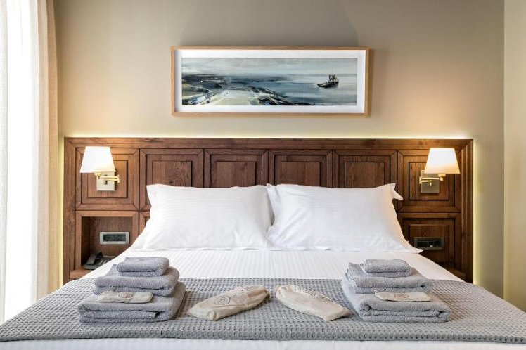STUDIO QUEEN SIZE BED Room