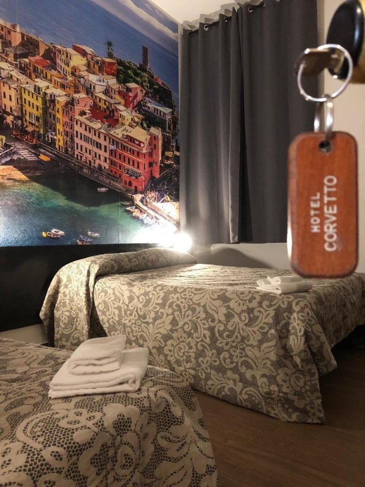 TWIN WITH SHARED BATHROOM Room