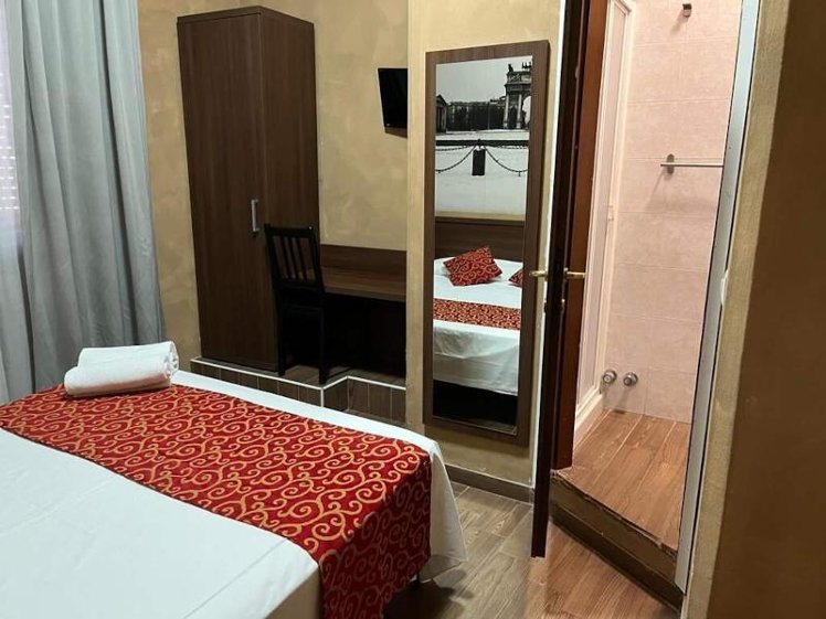 DOUBLE QUEEN SIZE BED Room