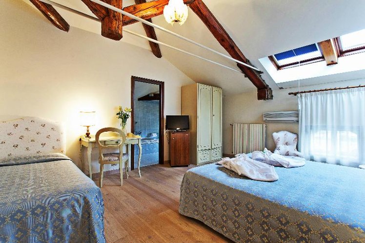 TRIPLE STANDARD Room