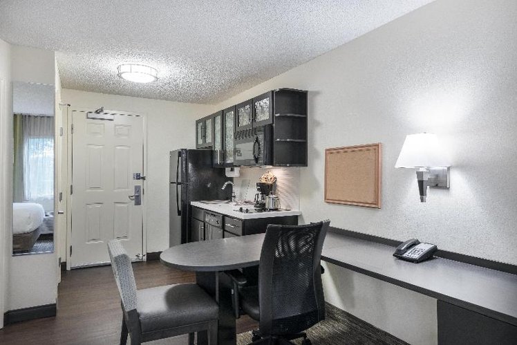 STUDIO QUEEN SIZE BED Room