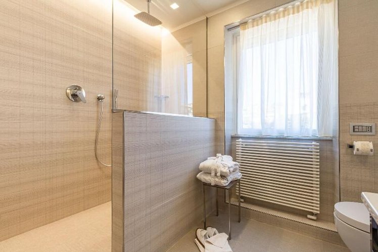 DOUBLE KING SIZE BED Room