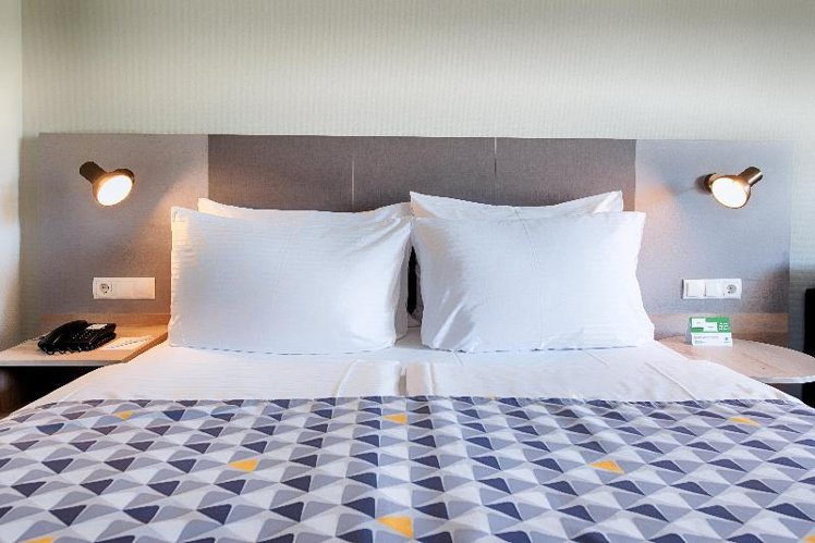 DOUBLE QUEEN SIZE BED Room