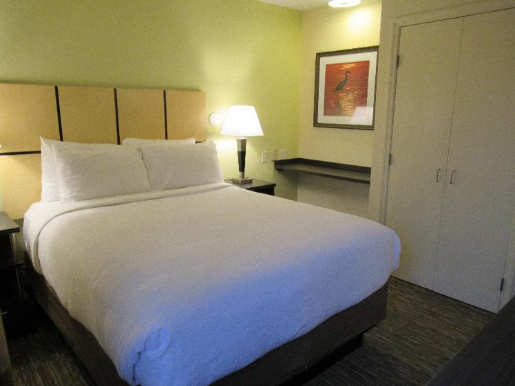 STUDIO QUEEN SIZE BED Room
