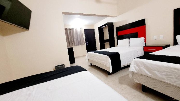 FAMILY ROOM THREE BEDS Room