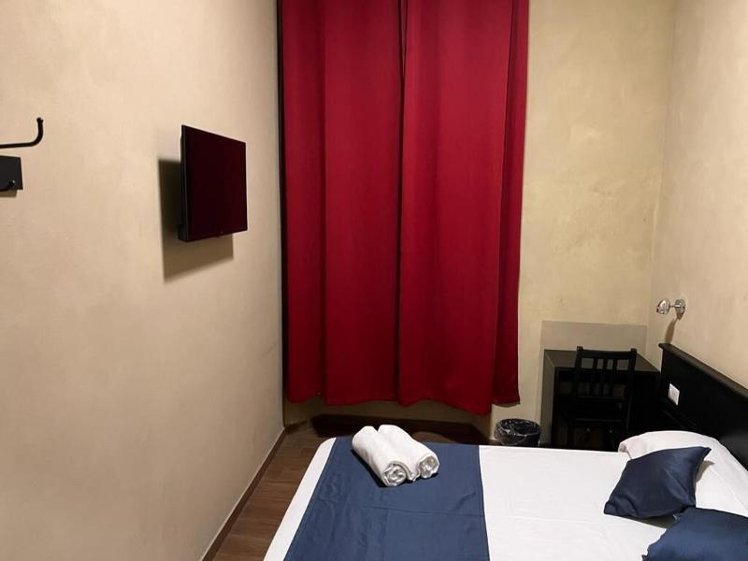 TWIN WITH SHARED BATHROOM Room