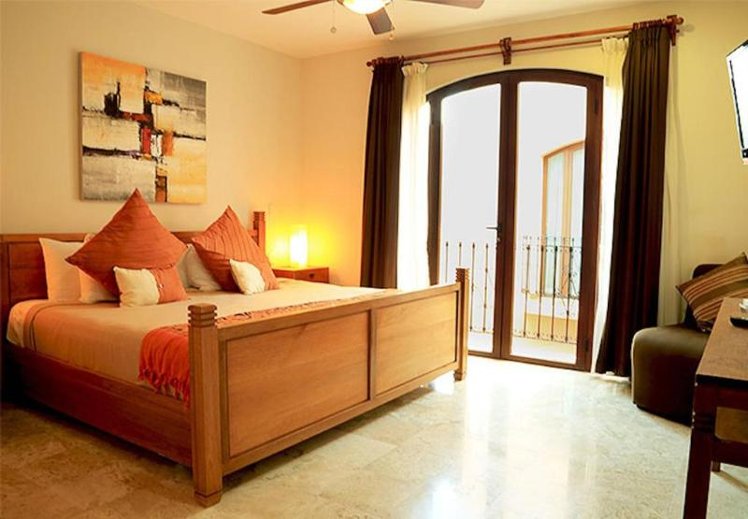 STUDIO KING SIZE BED Room