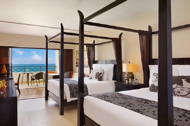 JUNIOR SUITE CLUB TWO QUEEN BEDS Room