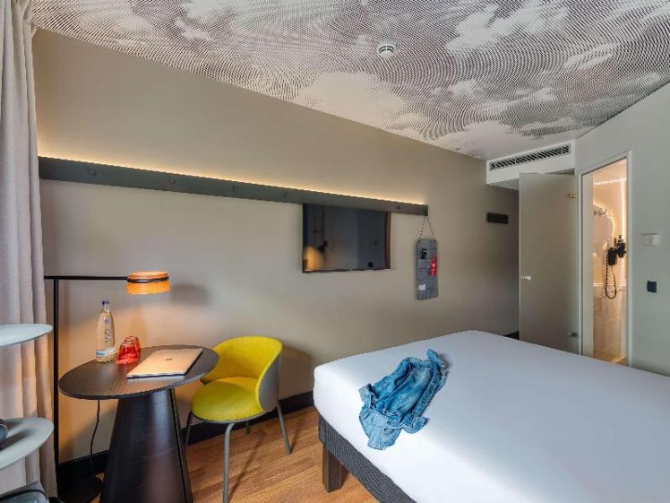 DOUBLE WITH DOUBLE BED Room