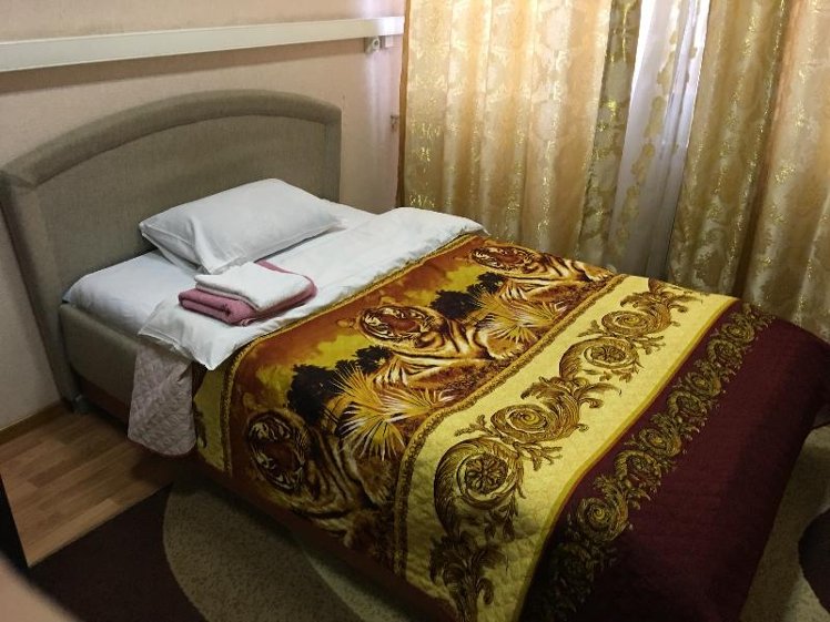 SINGLE WITH SHARED BATHROOM Room