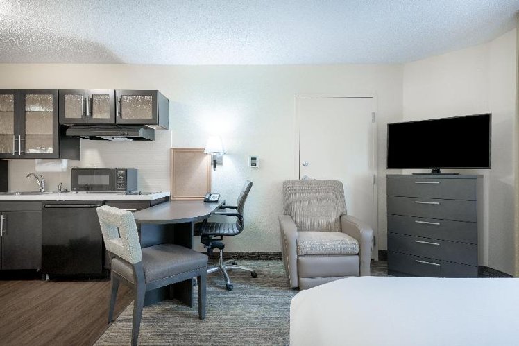 STUDIO Accessible-Queen Size Bed Room