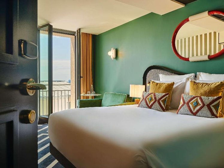 DOUBLE QUEEN SIZE BED Room