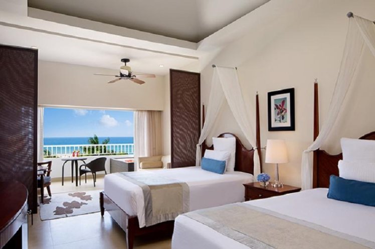 JUNIOR SUITE CLUB TWO QUEEN BEDS Room