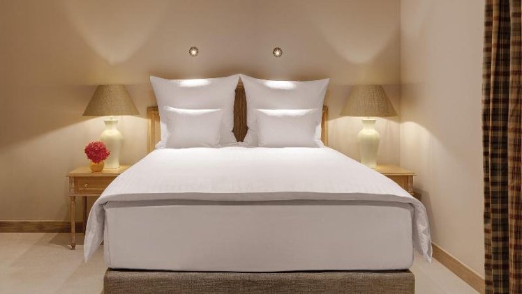 SINGLE PREMIUM QUEEN BED Room