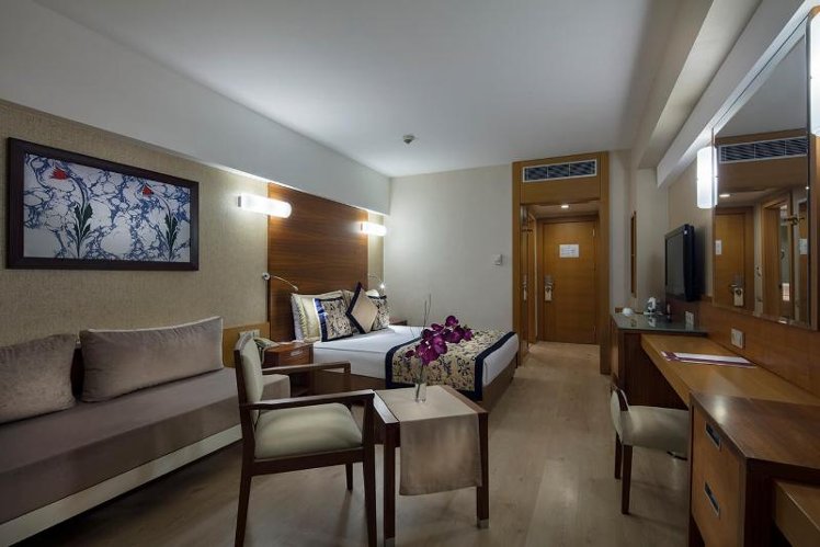 FAMILY ROOM LAND VIEW Room
