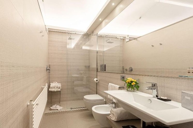DOUBLE KING SIZE BED Room