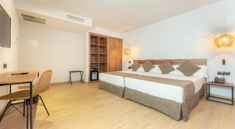 TRIPLE STANDARD Room