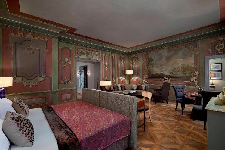SUITE KING SIZE BED Room