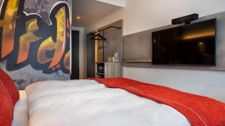 DOUBLE QUEEN SIZE BED Room