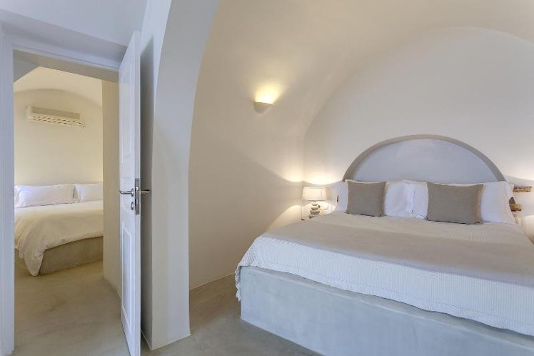 VILLA KING SIZE BED Room