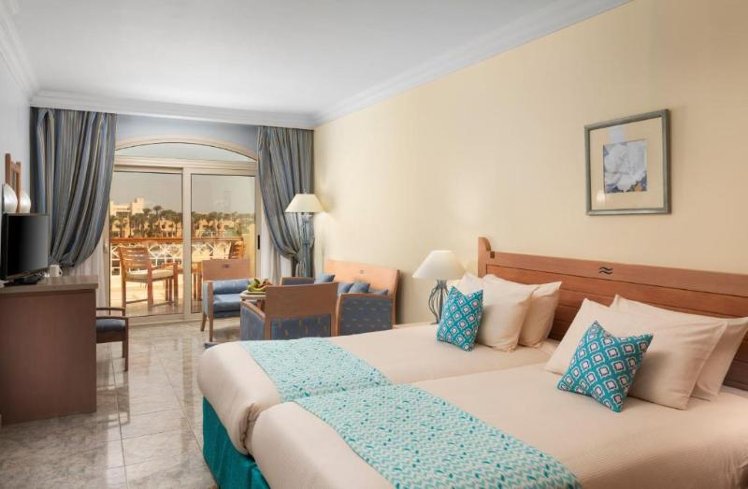 FAMILY ROOM POOL VIEW Room